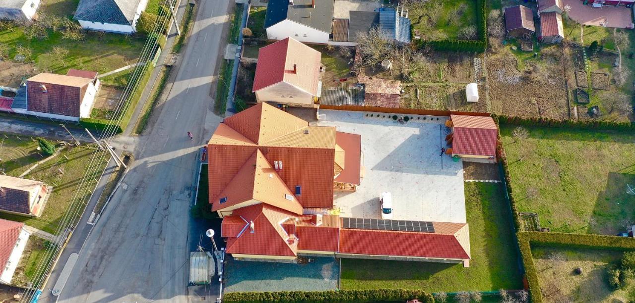 Hotel Betli Panzió Zalaegerszeg Exterior foto